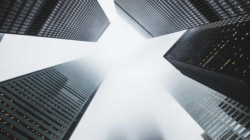 南宫体育运动员在教练指导下进行科学训练